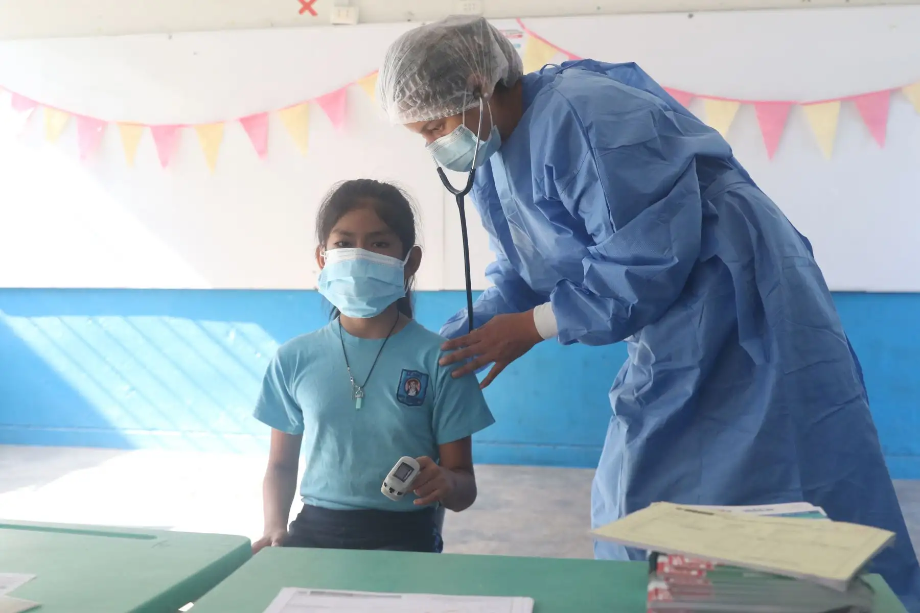 La campaña “Todos Vuelven Sanos y Protegidos al Cole” tiene como objetivo contribuir en mejorar la salud de los niños, adolescentes que desarrollan actividades escolares, así como de sus familias y la comunidad educativa, para garantizar el retorno seguro a las clases presenciales.
Foto: ANDINA/Eddy Ramos