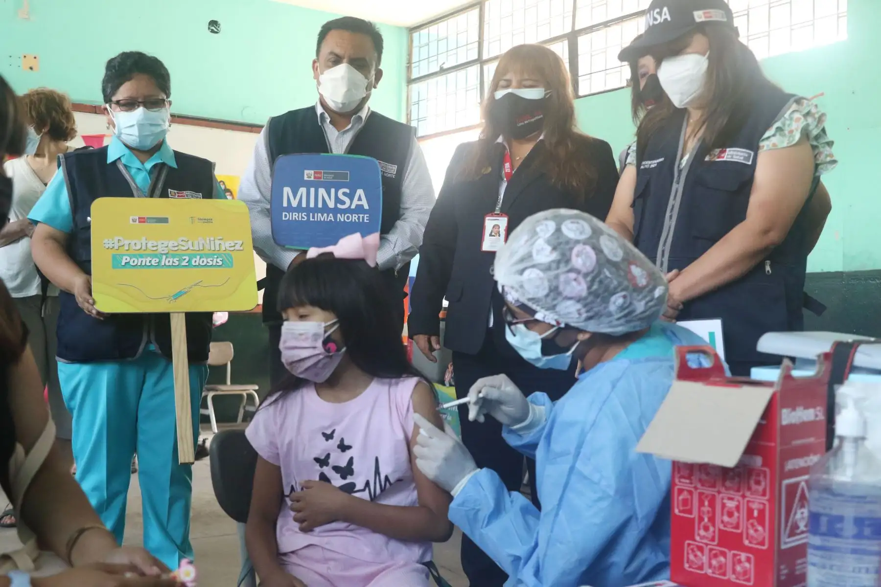 La campaña “Todos Vuelven Sanos y Protegidos al Cole” tiene como objetivo contribuir en mejorar la salud de los niños, adolescentes que desarrollan actividades escolares, así como de sus familias y la comunidad educativa, para garantizar el retorno seguro a las clases presenciales.
Foto: ANDINA/Eddy Ramos