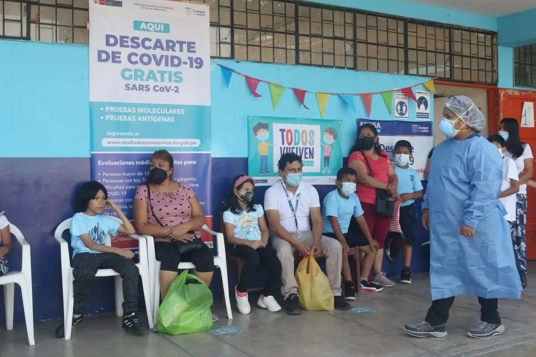 La campaña “Todos Vuelven Sanos y Protegidos al Cole” tiene como objetivo contribuir en mejorar la salud de los niños, adolescentes que desarrollan actividades escolares, así como de sus familias y la comunidad educativa, para garantizar el retorno seguro a las clases presenciales.
Foto: ANDINA/Eddy Ramos