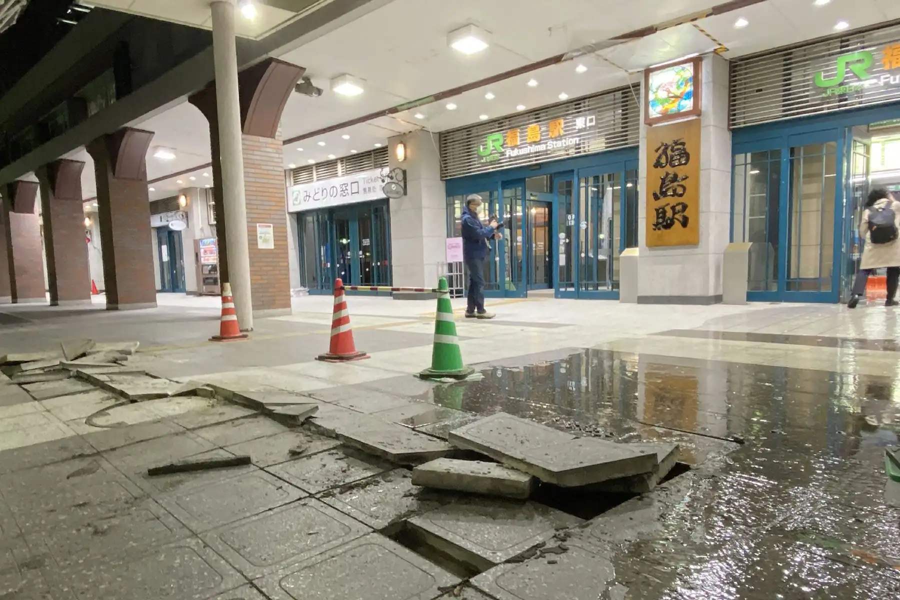 Una imagen muestra bloques de pavimento dañados en el suelo frente a la estación JR Fukushima, que parecen haberse agrietado debido al impacto del terremoto en Fukushima.
Foto: AFP