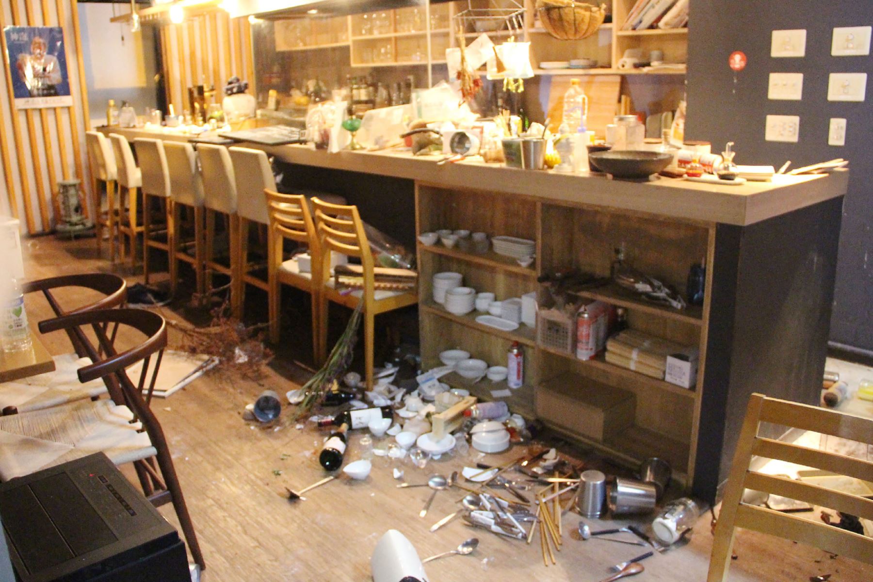 Una imagen muestra vajilla esparcida por el suelo en un restaurante después de un terremoto en Fukushima.
Foto: AFP
