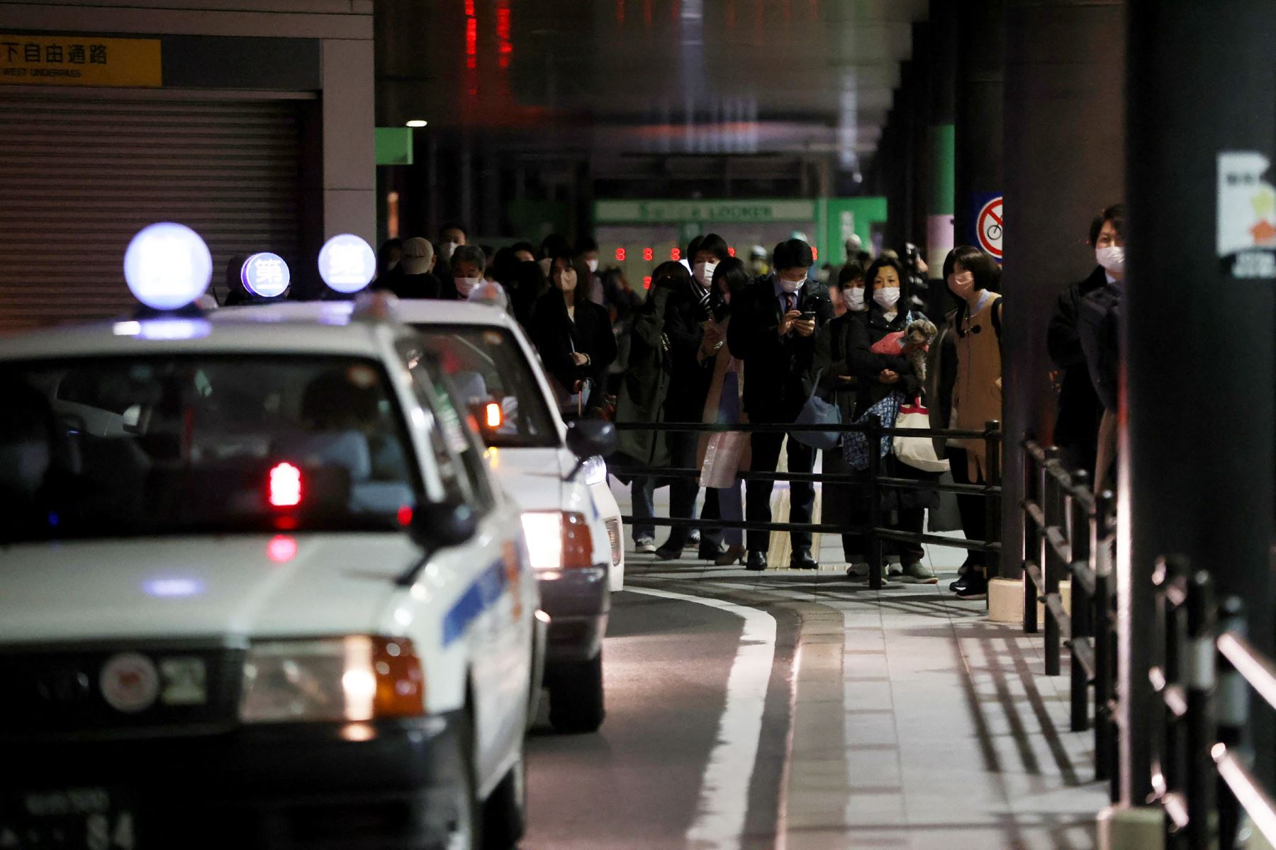 La gente espera un taxi mientras los trenes están suspendidos en la estación de Sendai en Sendai, prefectura de Miyagi, después de que un terremoto de magnitud 7,3 sacudiera el este de Japón.
Foto: AFP