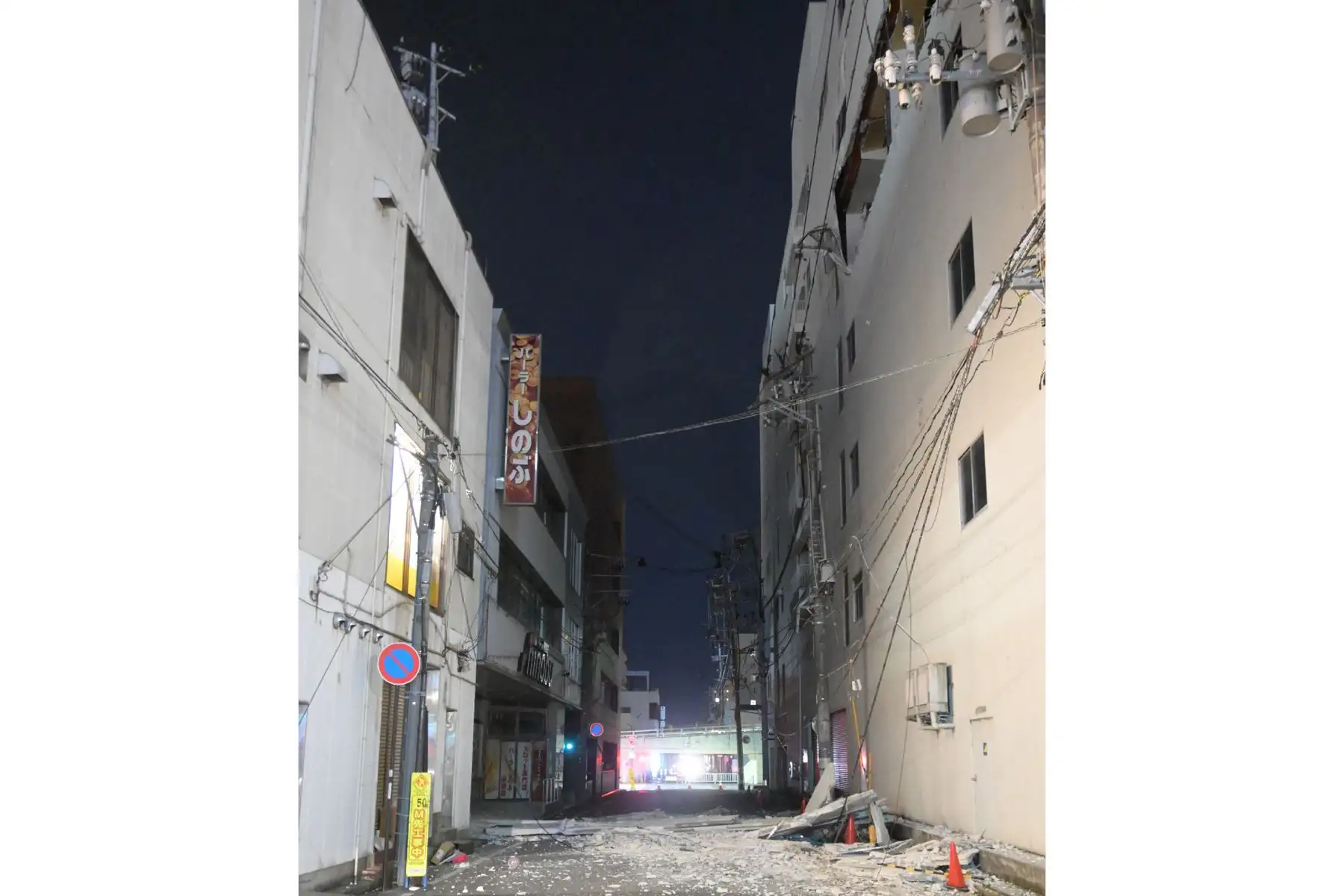 Una imagen muestra las paredes colapsadas de un edificio luego de un terremoto en Fukushima, luego de un terremoto de  magnitud 7.3  que sacudió  Japón.
Foto: AFP