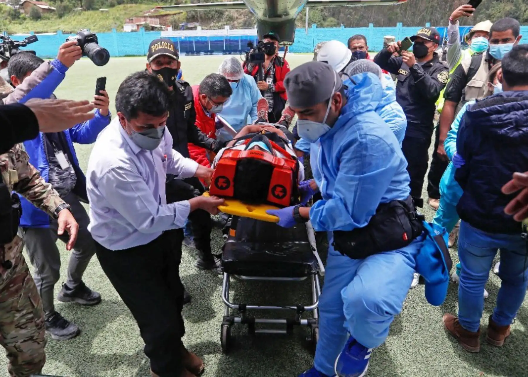 Presidente Pedro Castillo traslada a Trujillo a herido por deslizamiento.