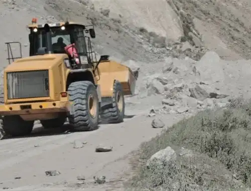 Maquinaria pesada del MTC atiende el colapso de plataforma en la carretera Chivay–Cabanaconde afectada por los constantes sismos que se registran en el valle del Colca, en Arequipa. Foto: ANDINA/Difusión.