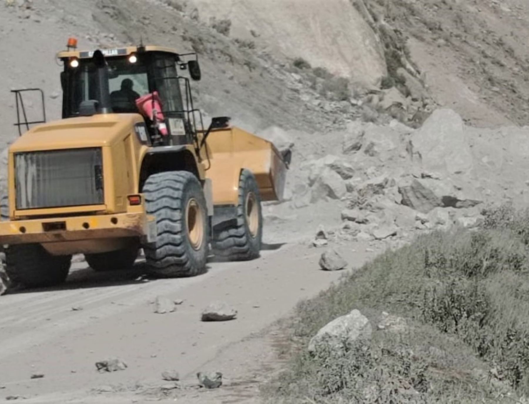 Continúan los trabajos de limpieza en la carretera de la provincia arequipeña de Caylloma afectada por continuos sismos. Foto: ANDINA/difusión.