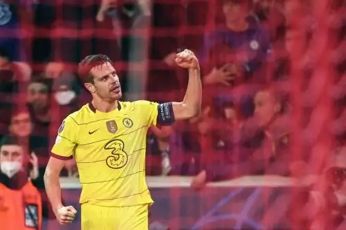 Cesar Azpilicueta celebra su tanto que le permite al Chelsea avanzar a los cuartos de final de la Liga de Campeones