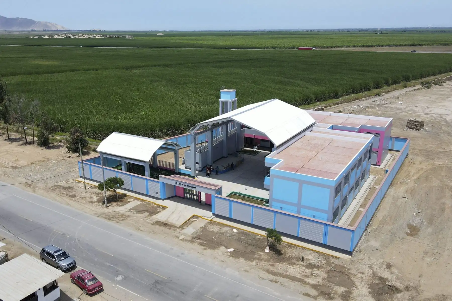 Más de 160 estudiantes iniciarán el año escolar en mejores condiciones educativas, gracias a la inauguración de la I.E. N° 1609 ubicada en el distrito de Chicama. Nuestra directora ejecutiva Amalia Moreno y autoridades locales participaron en la actividad. Foto: ARCC
