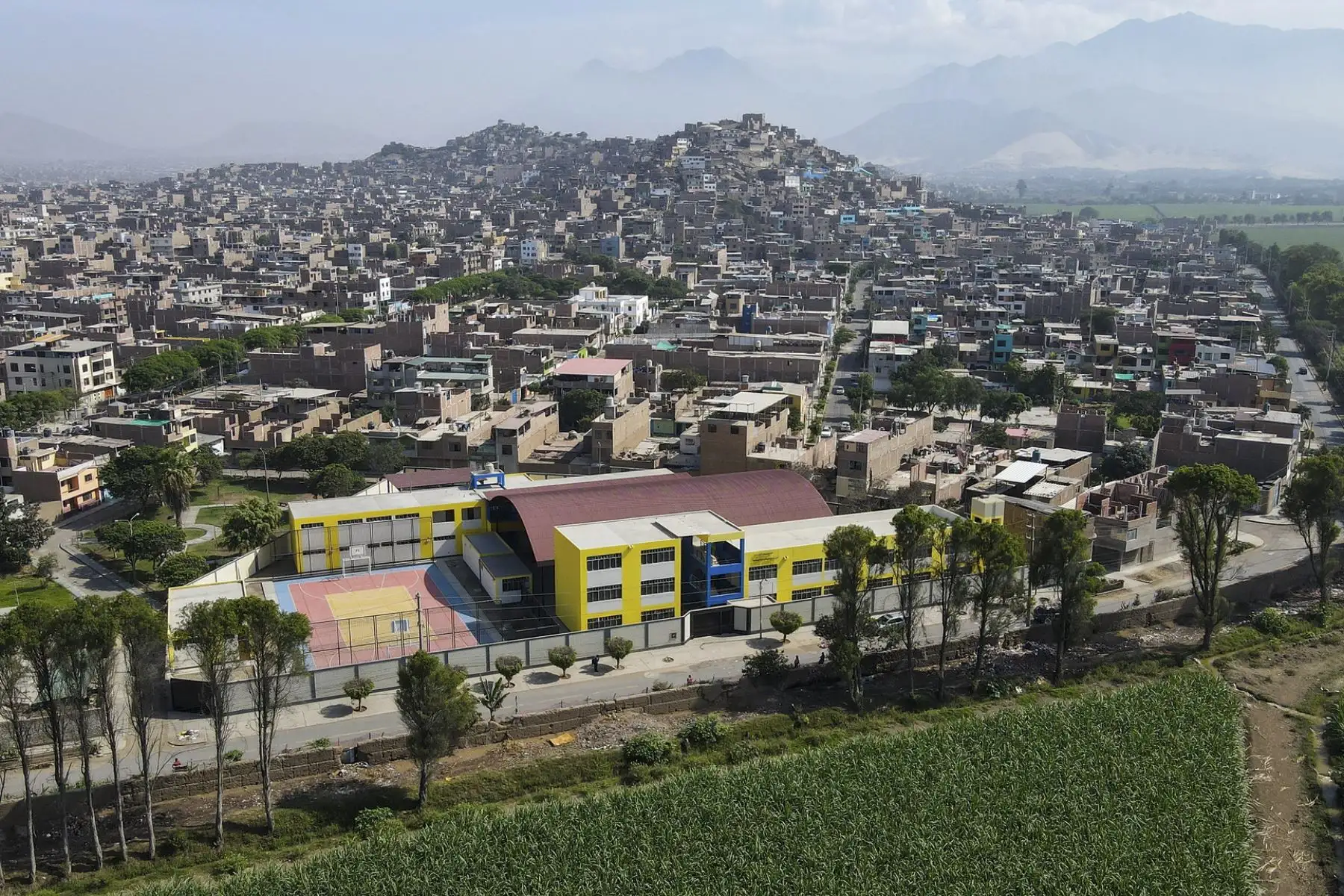 La directora ejecutiva de la Autoridad para la Reconstrucción con cambios (ARCC), Amalia Moreno, llegó a Trujillo para inaugurar la institución educativa N° 80882 Jorge Chávez, que recibirá a más de 500 estudiantes de inicial, primaria y secundaria. Foto: ARCC