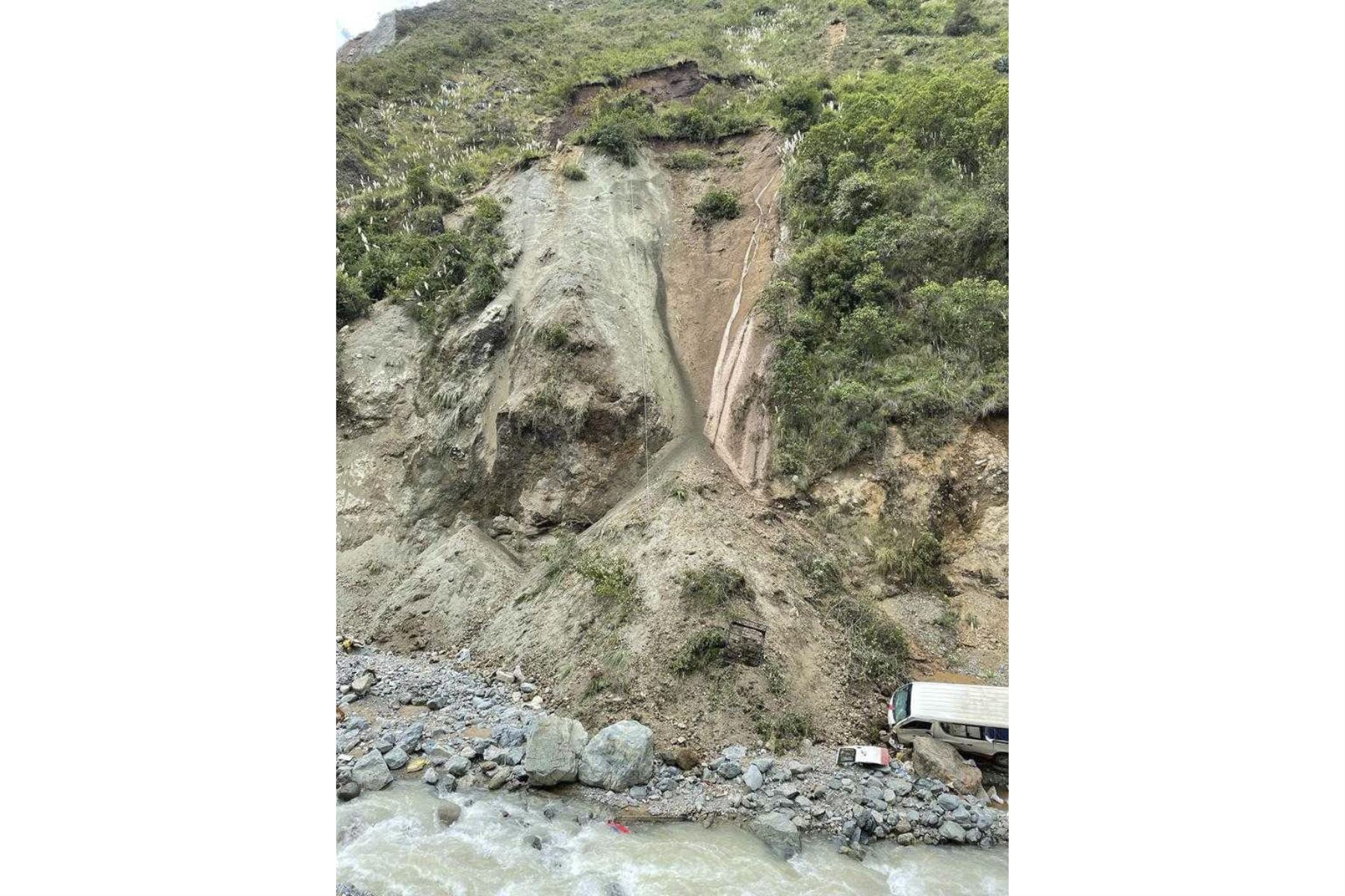 Debido a las intensas lluvias se registró un deslizamiento en el centro poblado La Soledad, en el distrito de Parcoy, provincia de Pataz. Foto: ANDINA/Cortesía Luis Puell.