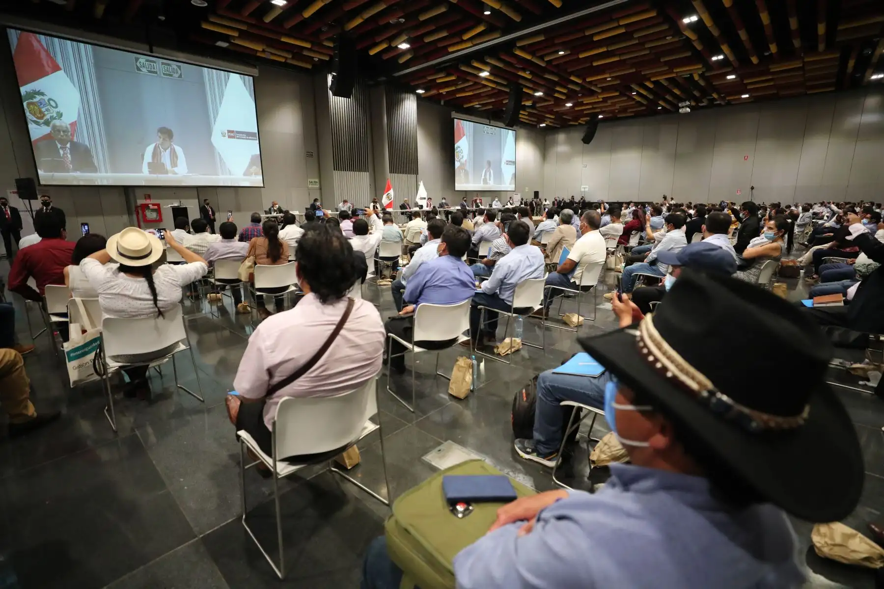 El presidente Pedro Castillo, junto con el primer ministro Aníbal Torres, participa en la reunión ejecutiva con alcaldesas y alcaldes distritales. Foto: ANDINA/Prensa Presidencia