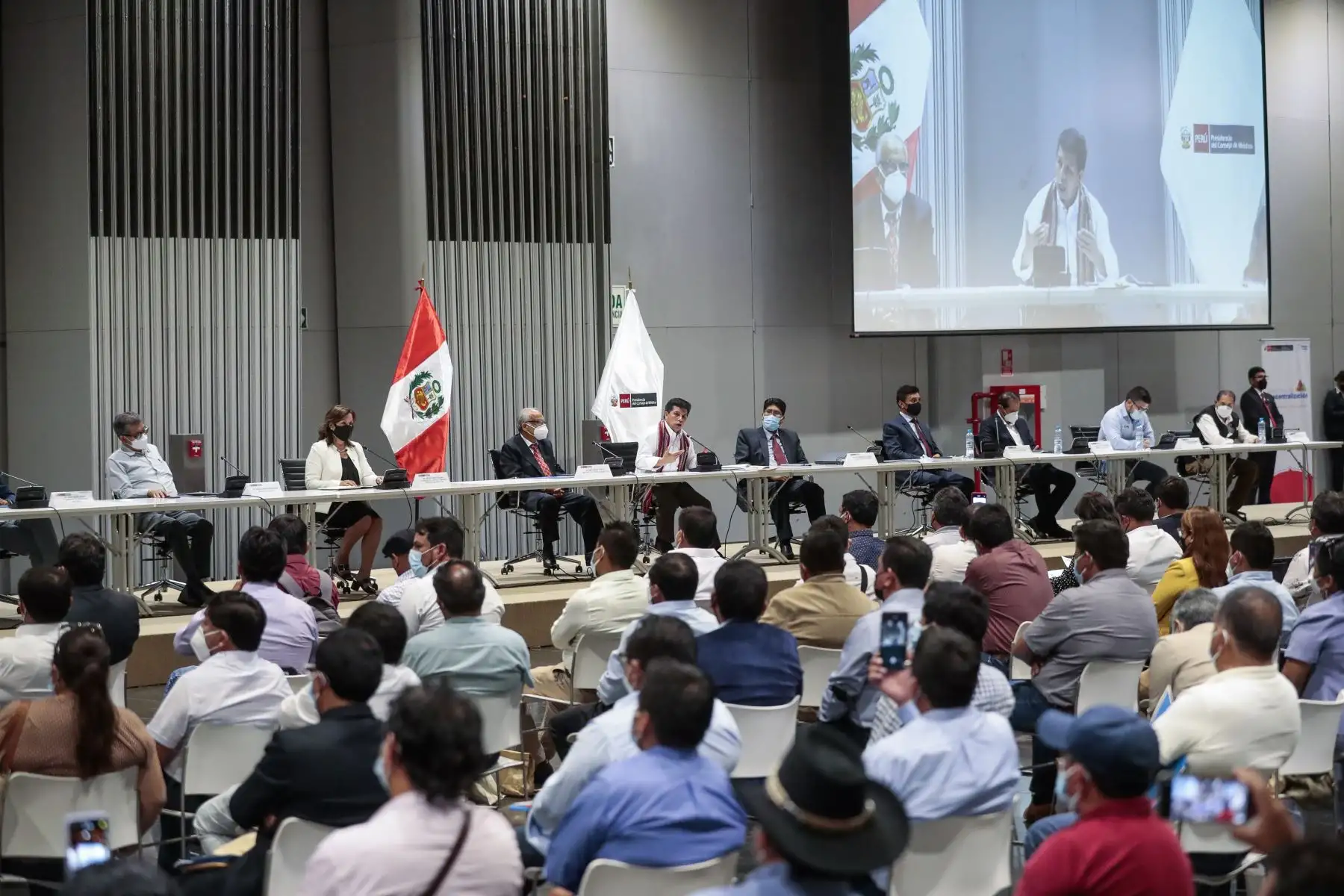 El presidente Pedro Castillo, junto con el primer ministro Aníbal Torres, participa en la reunión ejecutiva con alcaldesas y alcaldes distritales. Foto: ANDINA/Prensa Presidencia