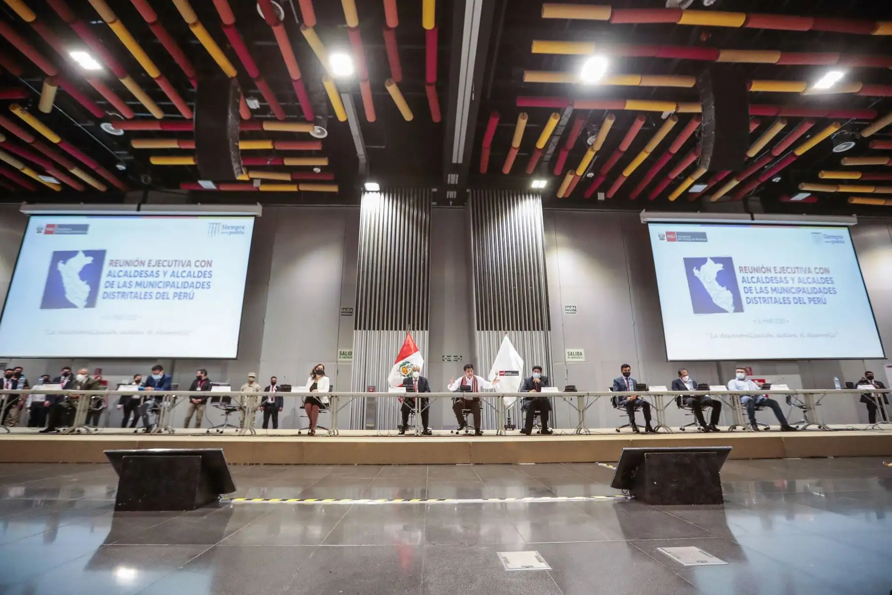 El presidente Pedro Castillo, junto con el primer ministro Aníbal Torres, participa en la reunión ejecutiva con alcaldesas y alcaldes distritales. Foto: ANDINA/Prensa Presidencia