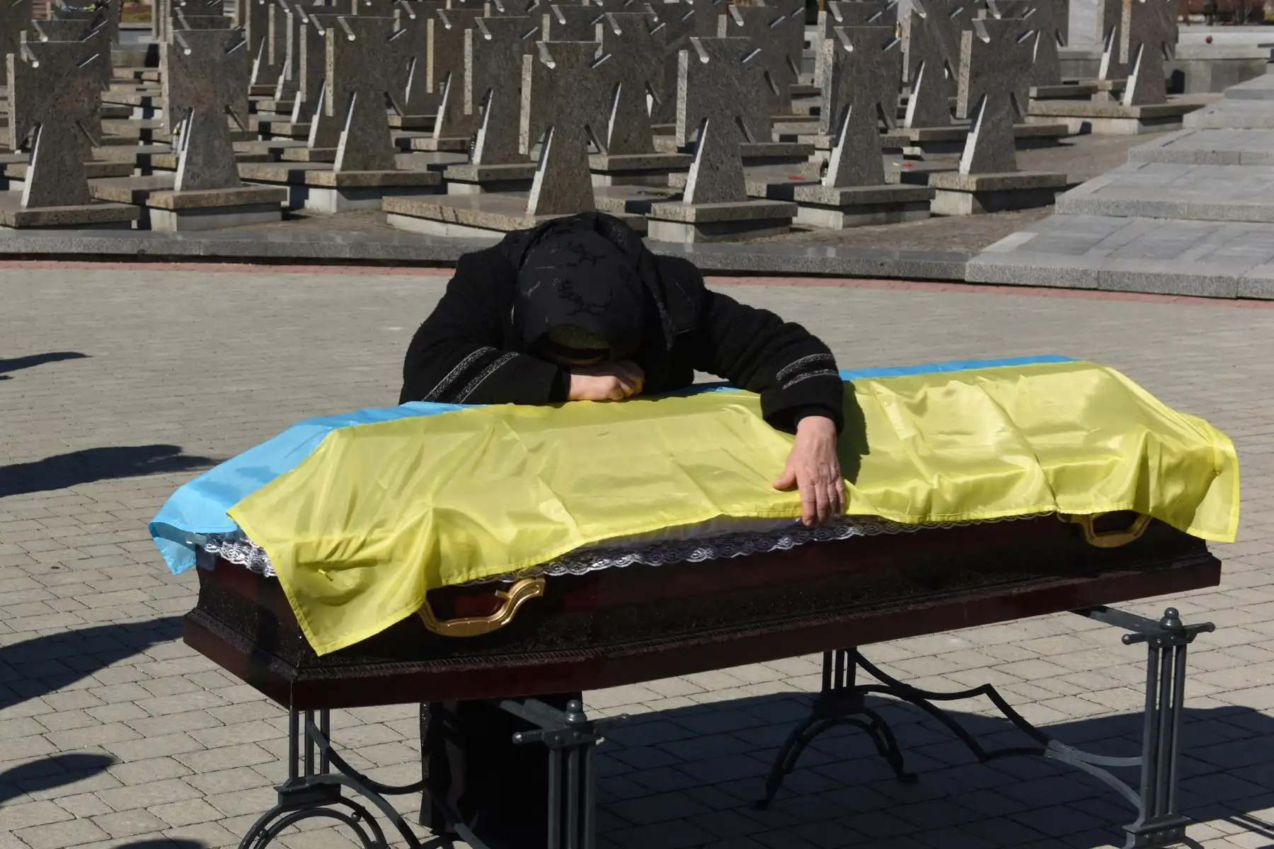 La madre del comandante Ivan Skrypnyk, quien murió durante la invasión rusa de Ucrania, llora sobre su ataúd cubierto con una bandera durante una ceremonia fúnebre en el cementerio de Lychakiv en Ucrania. Foto: AFP
