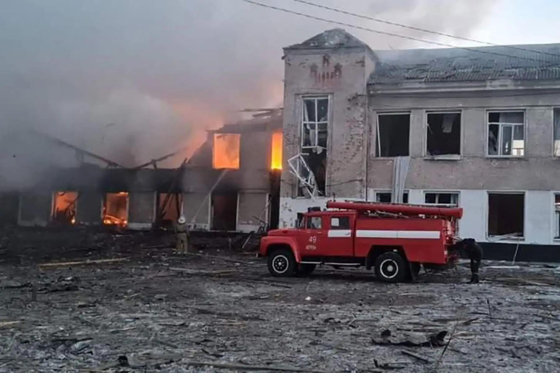 Bomberos trabajan para extinguir un incendio en una institución educativa afectada por bombardeos en la ciudad de Merefa, en la región de Kharkiv. Foto: AFP