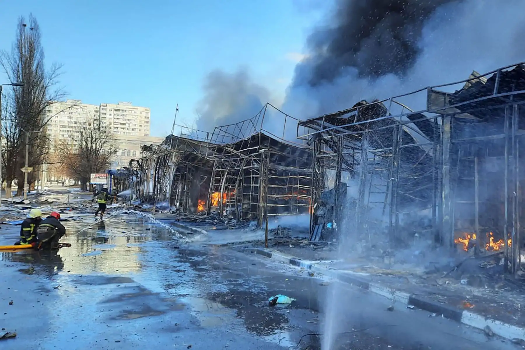 Bomberos trabajan para extinguir un incendio en Kiev. Foto. AFP