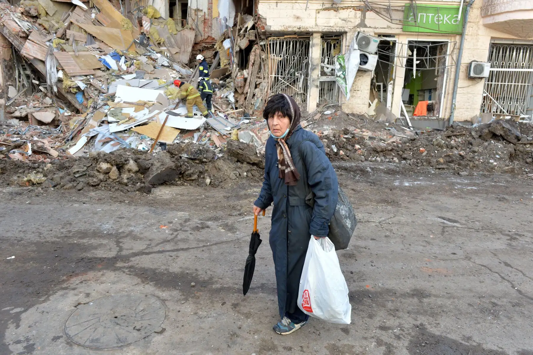 Los rescatistas retiran los escombros de un edificio dañado por los bombardeos en el centro de Kharkiv. Foto: AFP