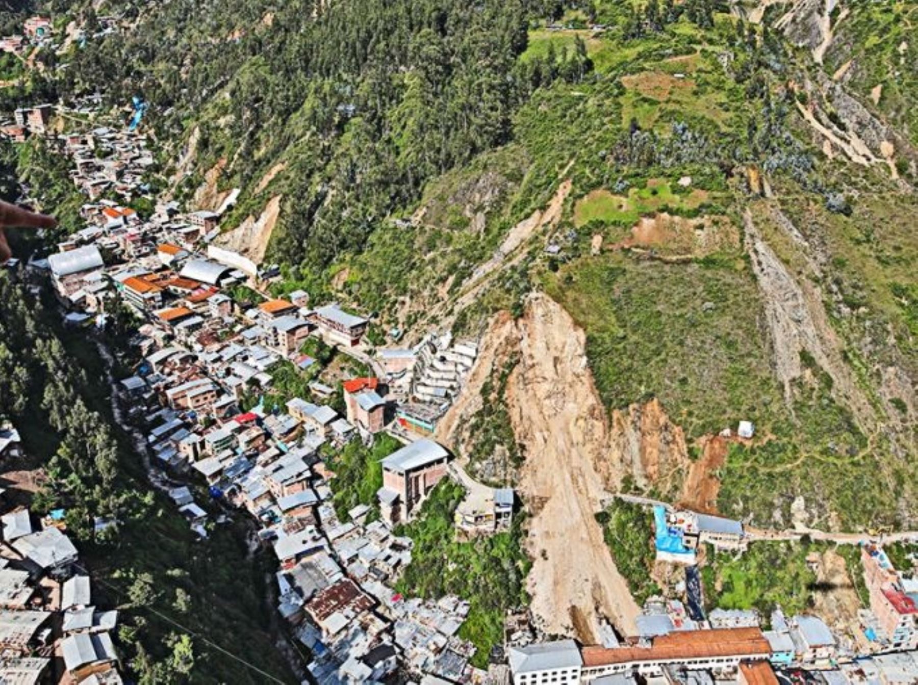 Vista aérea del centro poblado Retamas, en la provincia de Pataz, que resultó afectado por un deslizamiento de parte de un cerro que sepultó varias viviendas. Foto: Gore La Libertad