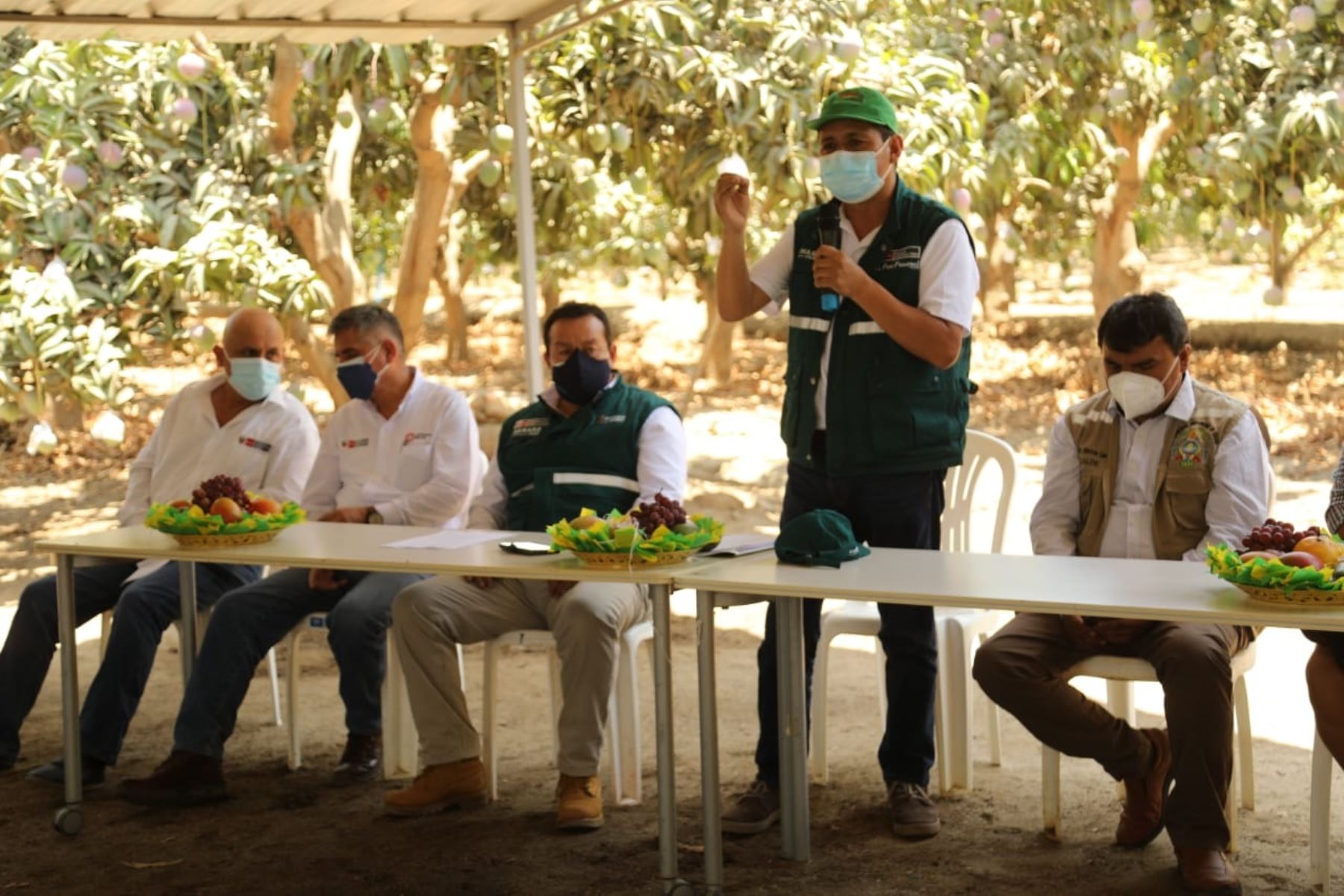 Viceministro de Desarrollo de Agricultura Familiar e Infraestructura Agraria y Riego, Rómulo Antúnez, se dirige a los agricultores en Casma, Ancash. Foto: Cortesía.