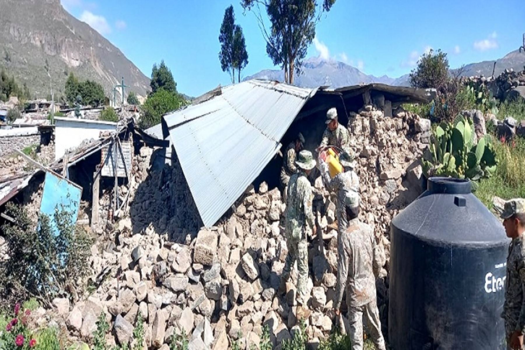 Las paredes, muros y techos de calamina de vivienda cayeron a consecuencia de los reiterados sismos reportados en el lugar. Foto: ANDINA/Difusión