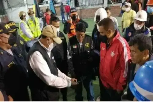 El gobernador regional de La Libertad junto con equipos del Indeci y autoridades locales permanecen en el centro poblado Retamas para persuadir a la población de la necesidad de salir de la zona de peligro, subrayó el ministro de Defensa.