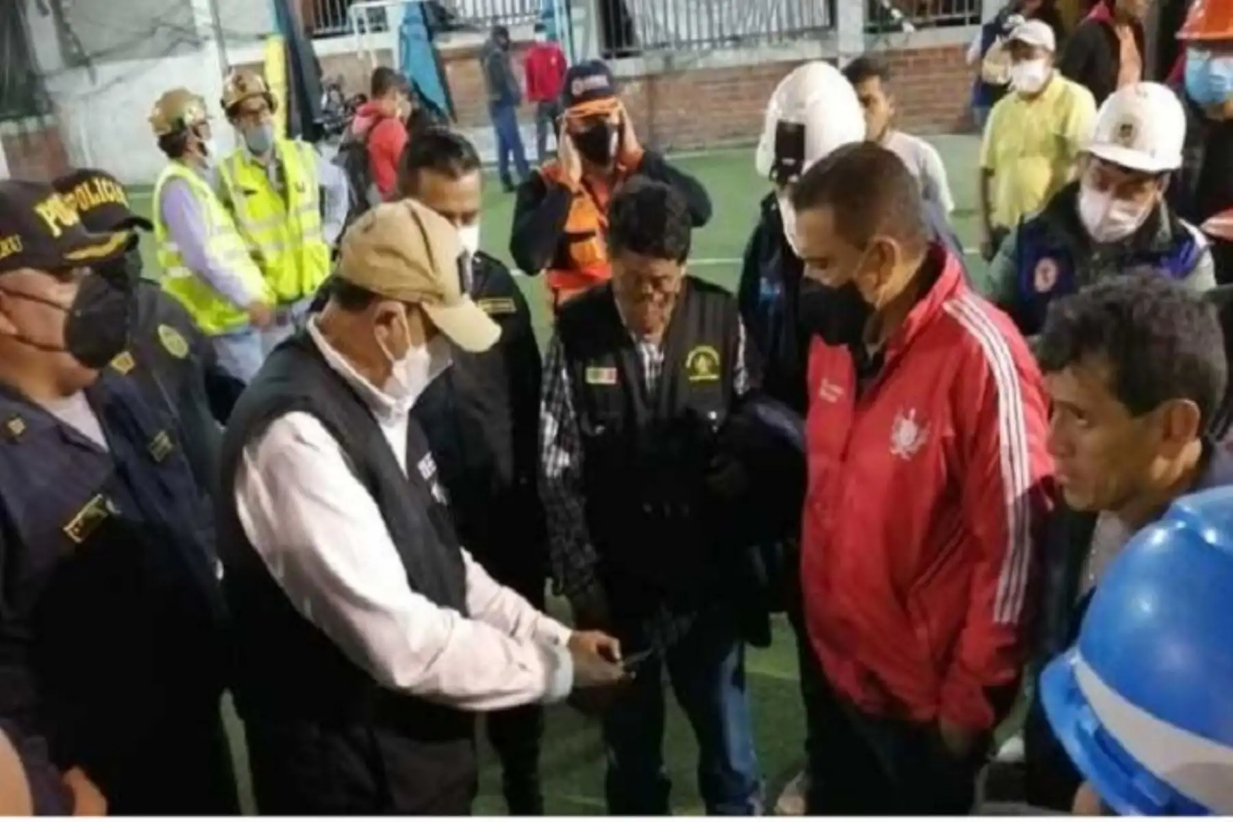 El gobernador regional de La Libertad junto con equipos del Indeci y autoridades locales permanecen en el centro poblado Retamas para persuadir a la población de la necesidad de salir de la zona de peligro, subrayó el ministro de Defensa.