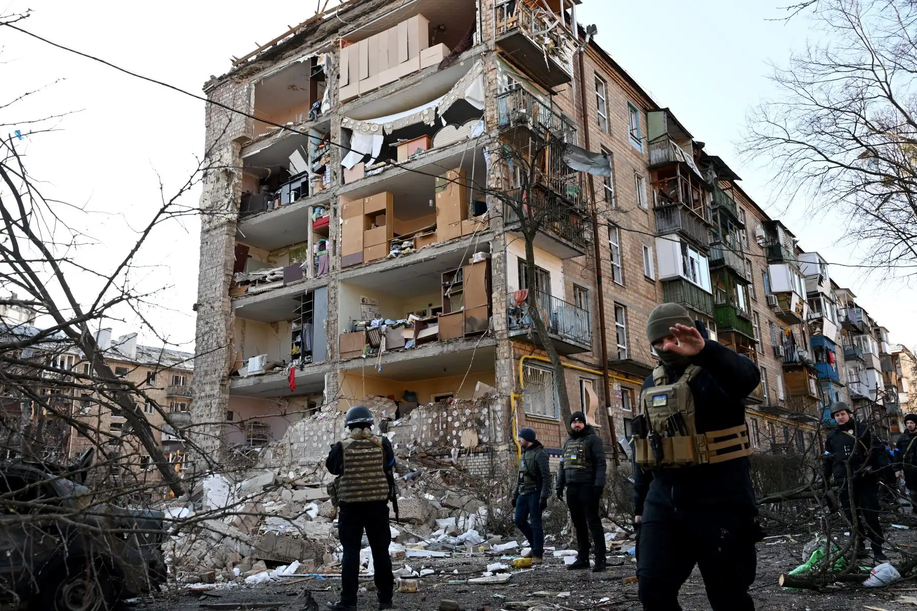 Policías ucranianos aseguran el área con un edificio residencial de cinco pisos que se derrumbó parcialmente después de un bombardeo en Kiev. Foto: AFP