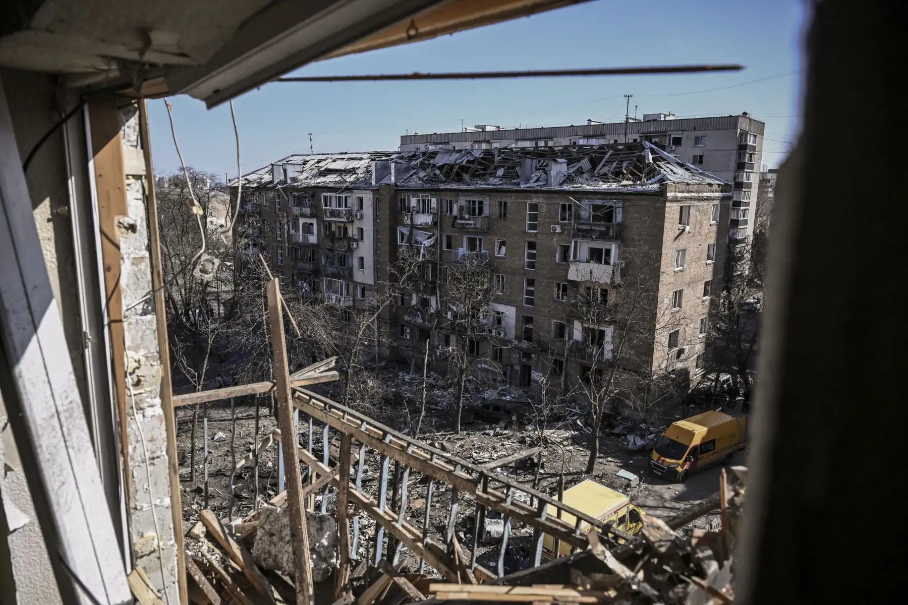 Una imagen muestra edificios de apartamentos dañados en una zona residencial después de los bombardeos en Kiev. Foto: AFP