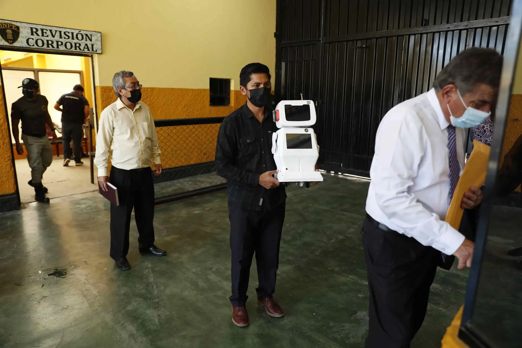 Walter Velásquez ingresa con su invento, el robot 
