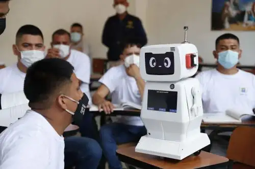 Jovam convirtió a Lurigancho en el primer centro penitenciario del mundo en tener entre rejas a un robot. Foto: EFE