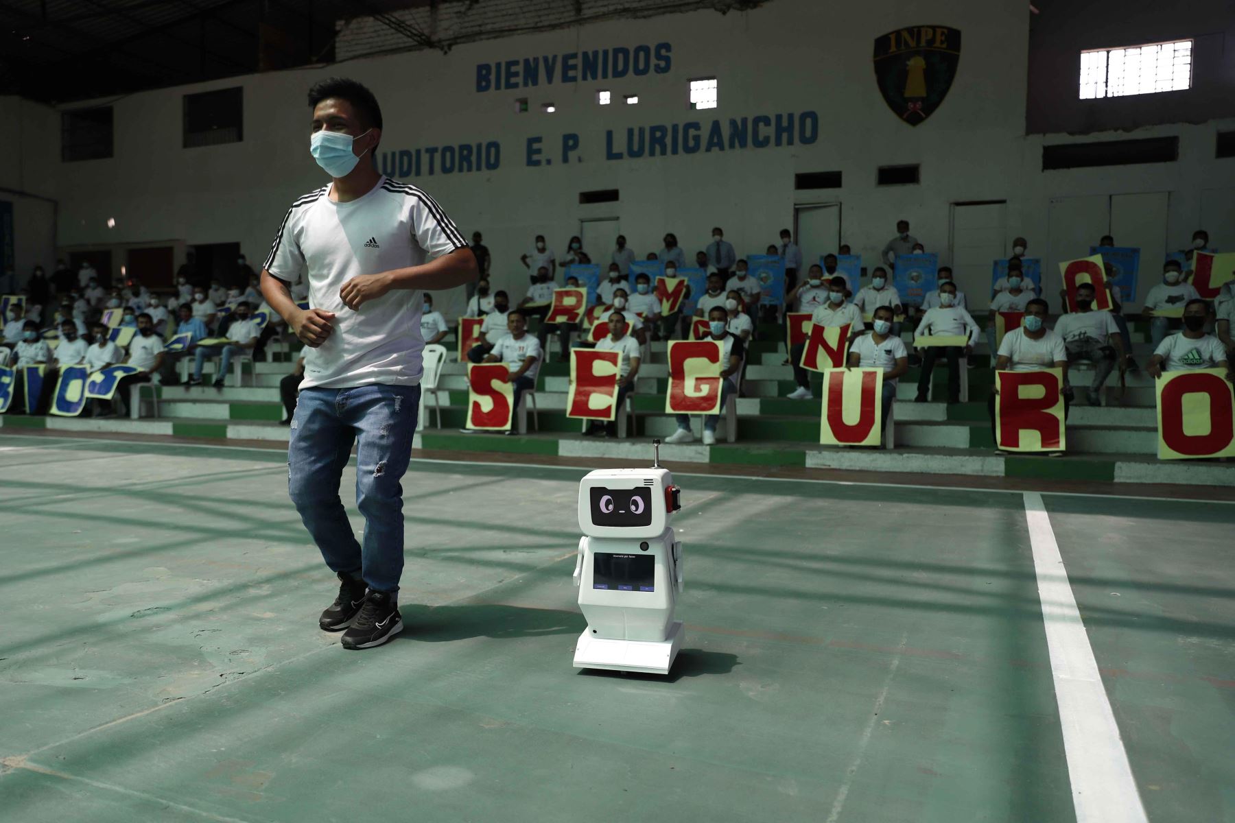 Un recluso participa en una actividad junto al robot 