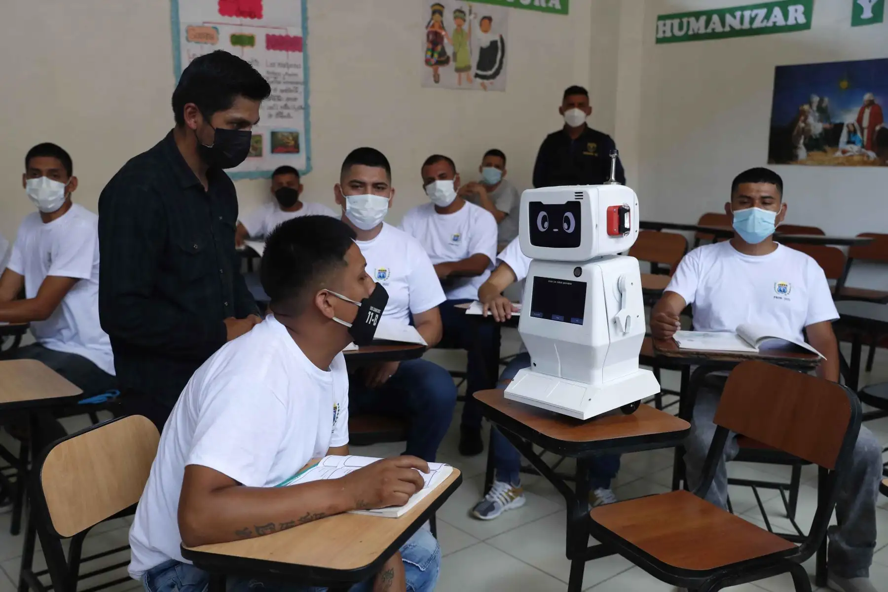 Walter Velásquez realiza una actividad junto a su invento, el robot 