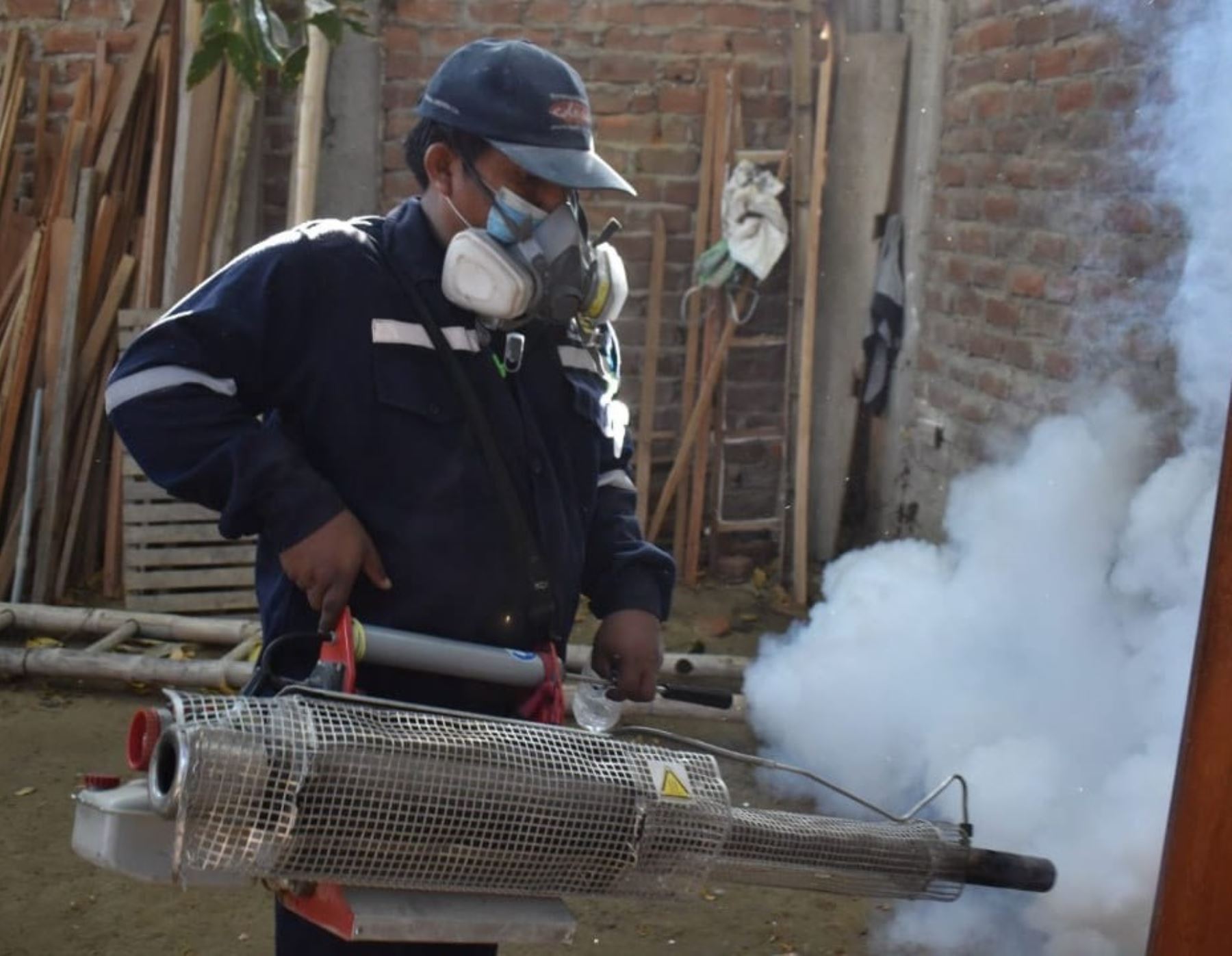 Brigadas de la Diresa Piura fumigan 2,400 viviendas, ubicadas en los distritos de Castilla y Catacaos, para eliminar al zancudo transmisor del dengue. ANDINA/Difusión