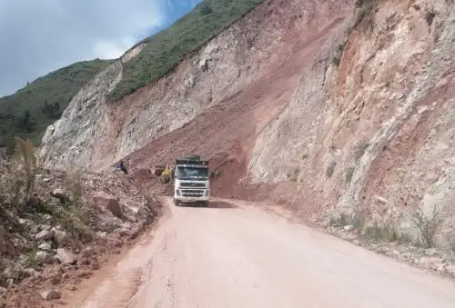 La vía Cusco-Paucartambo, en los kilómetros 9, 10 y 11 del tramo Huambutio-Huancarani, se halla bloqueada por un deslizamiento de tierra y rocas a causa de las intensas lluvias en esta región, confirmó la Oficina de Gestión de Riesgos de Cusco.