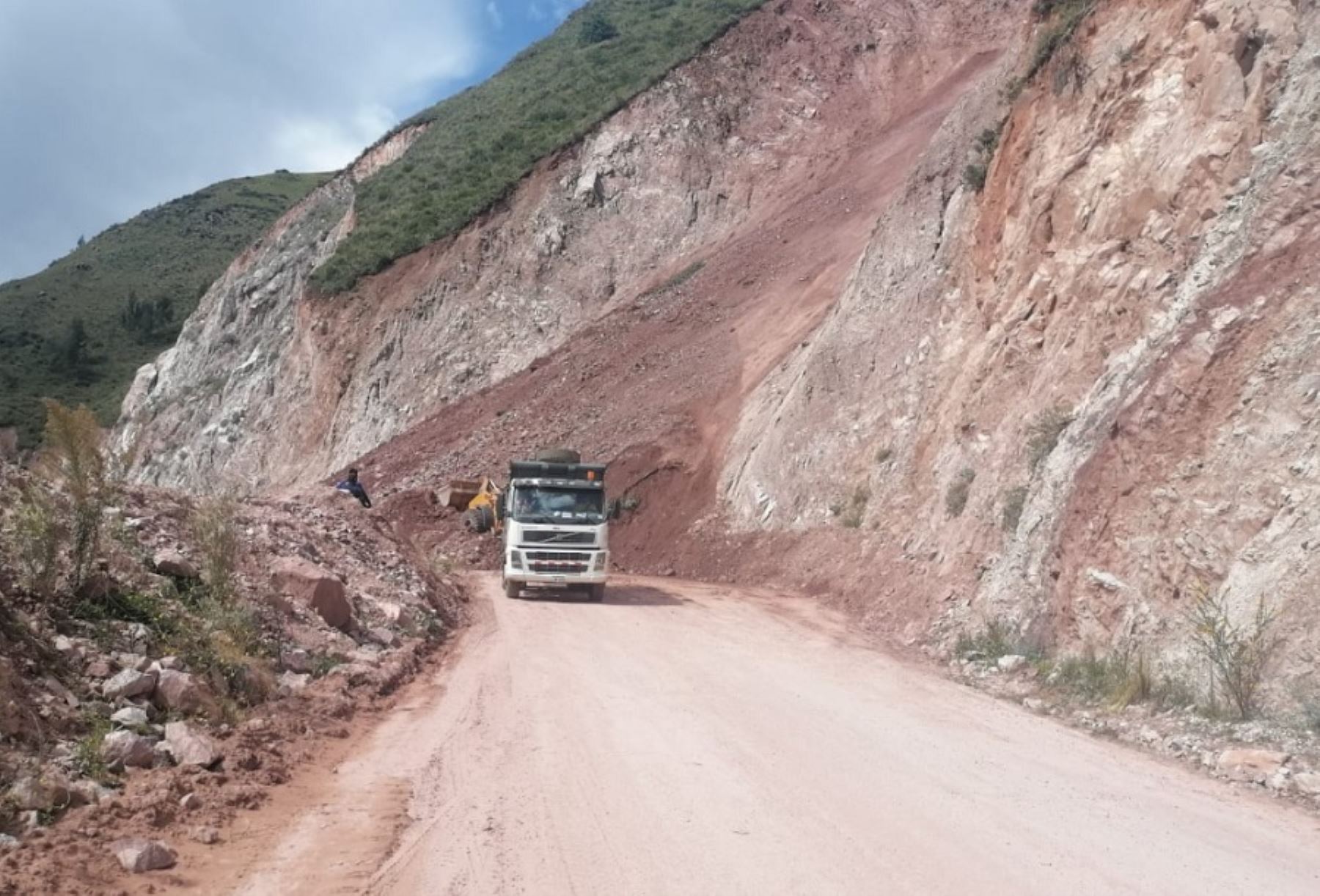 La vía Cusco-Paucartambo, en los kilómetros 9, 10 y 11 del tramo Huambutio-Huancarani, se halla bloqueada por un deslizamiento de tierra y rocas a causa de las intensas lluvias en esta región, confirmó la Oficina de Gestión de Riesgos de Cusco.