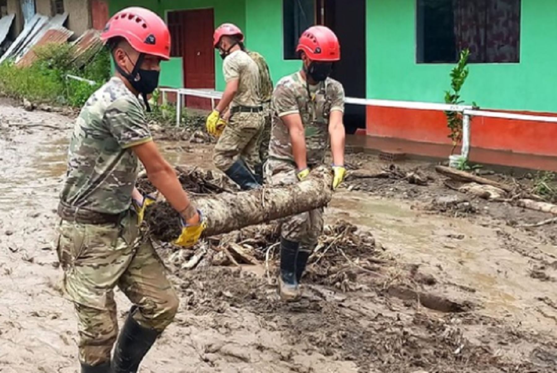 Compañía de Intervención Rápida de la 33 Brigada de Infantería para apoyar a las familias damnificadas por deslizamientos debido a las lluvias intensas en la región Cusco.