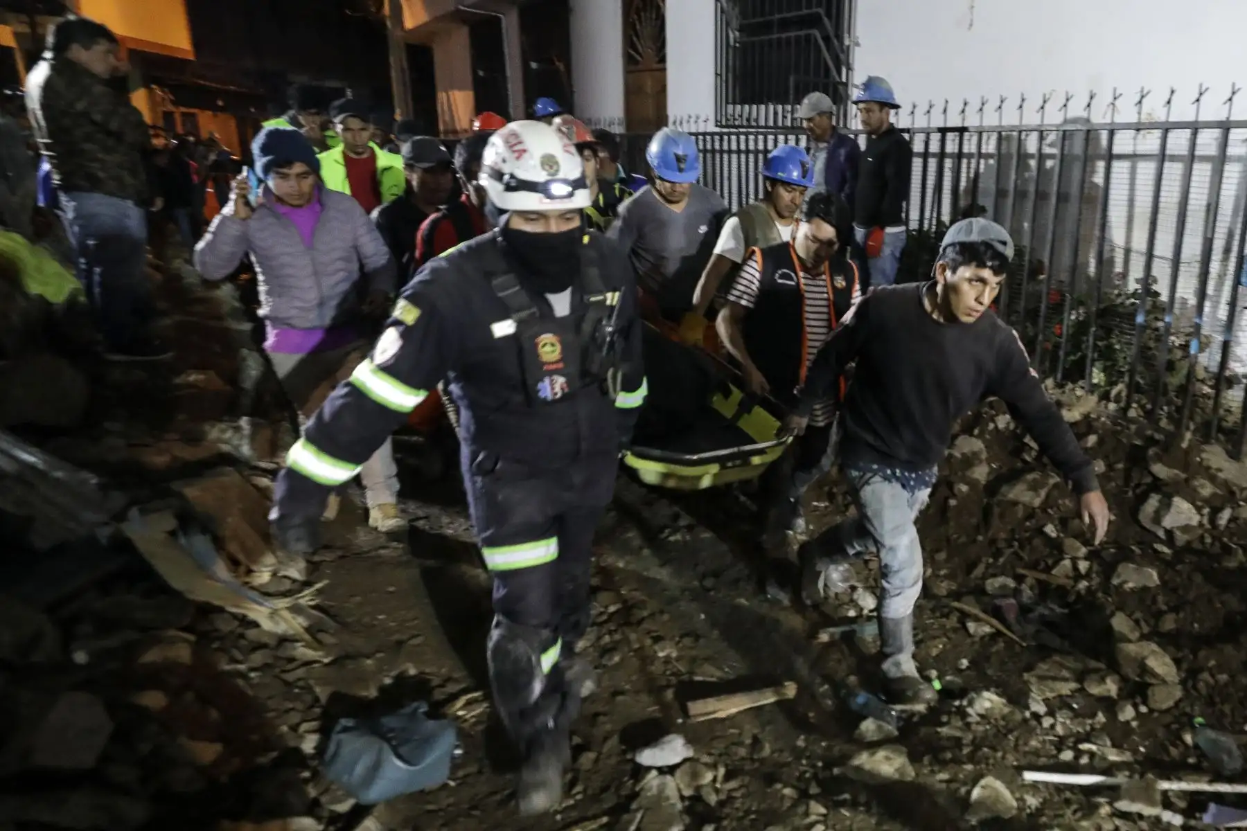 El gobernador de La Libertad, Manuel Llempén Coronel detalló que desde ocurrido el desastre se han rescatado a 7 personas con vida; se ha recuperado los cuerpos de vida de cuatro personas y otras cuatro aún se encuentran en calidad de desaparecidas.
Foto: Andrés Arteaga