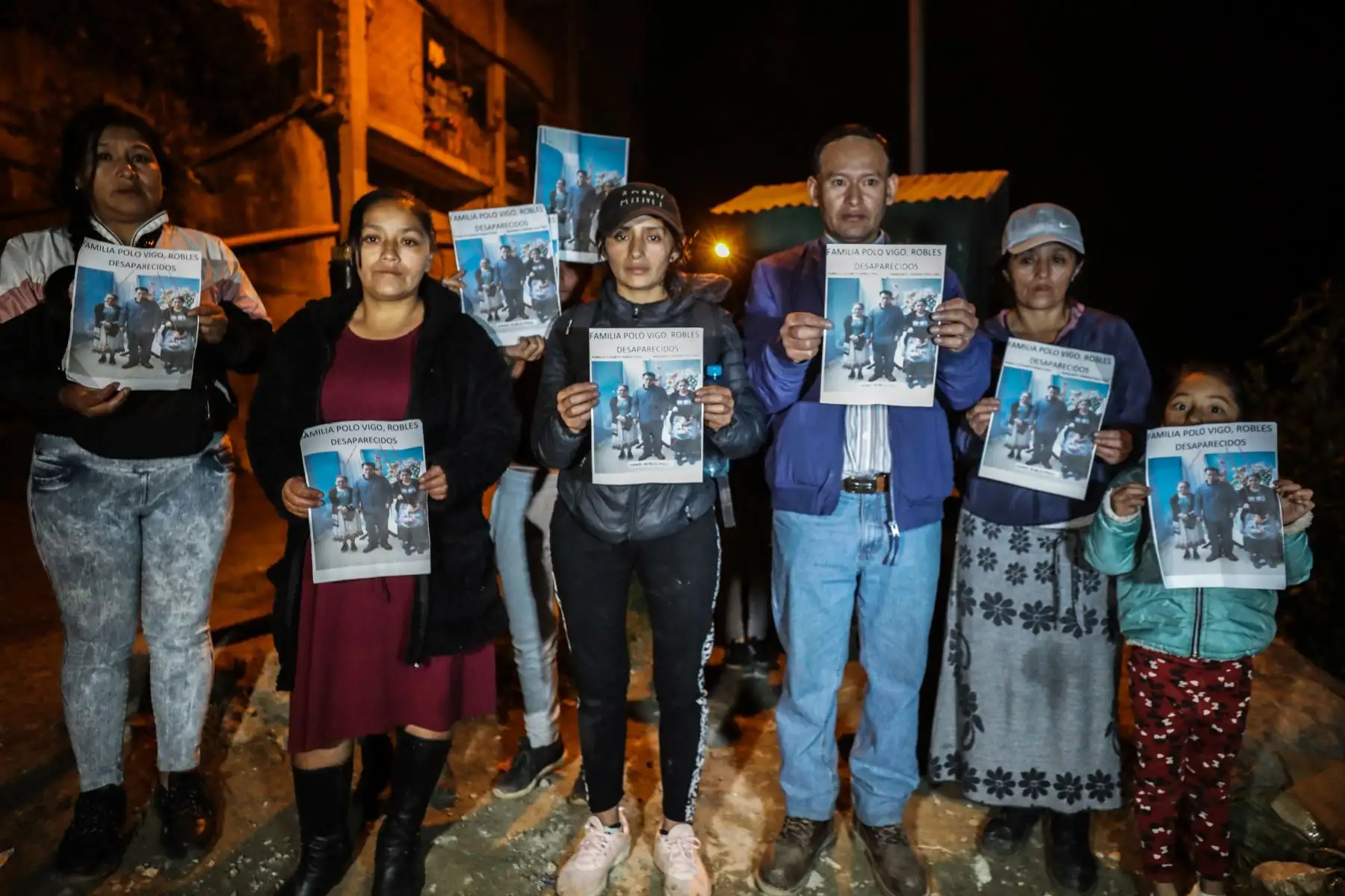 El gobernador de La Libertad, Manuel Llempén Coronel detalló que desde ocurrido el desastre se han rescatado a 7 personas con vida; se ha recuperado los cuerpos de vida de cuatro personas y otras cuatro aún se encuentran en calidad de desaparecidas.
Foto: Andrés Arteaga