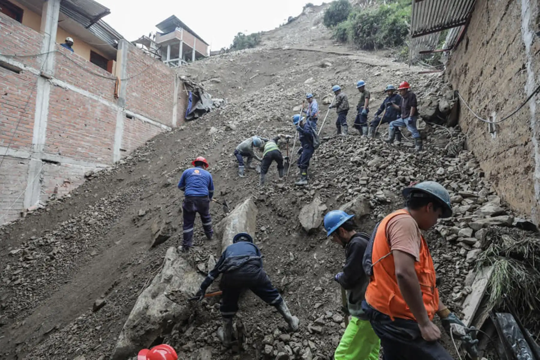 Aumentó a 112 el número de personas afectadas que han sido reubicadas en albergues temporales tras el deslizamiento de tierra ocurrido el 15 de marzo en el centro poblado de Retamas, distrito de Parcoy, provincia de Pataz, región La Libertad.
Foto: Andrés Arteaga