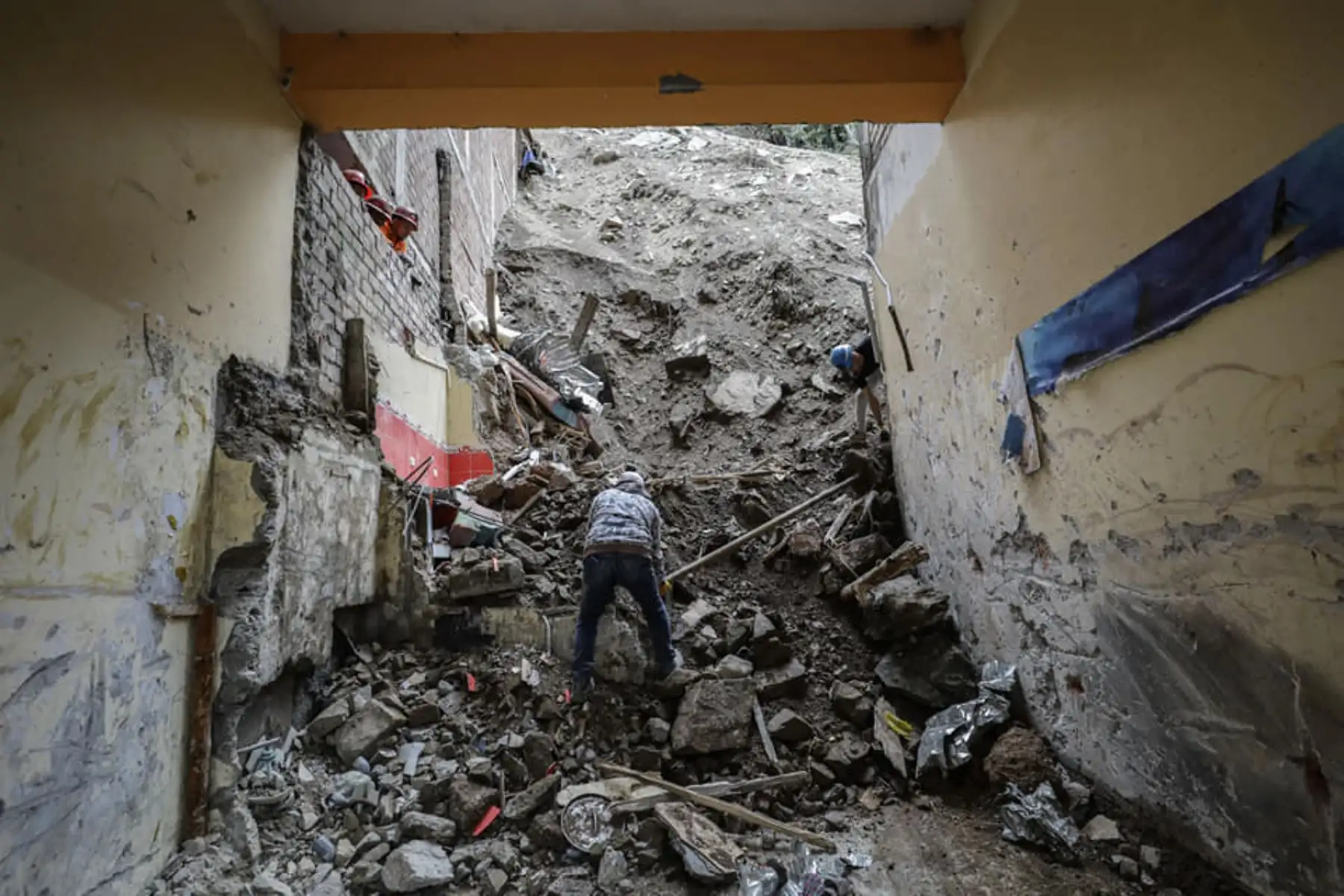 Aumentó a 112 el número de personas afectadas que han sido reubicadas en albergues temporales tras el deslizamiento de tierra ocurrido el 15 de marzo en el centro poblado de Retamas, distrito de Parcoy, provincia de Pataz, región La Libertad.
Foto: Andrés Arteaga