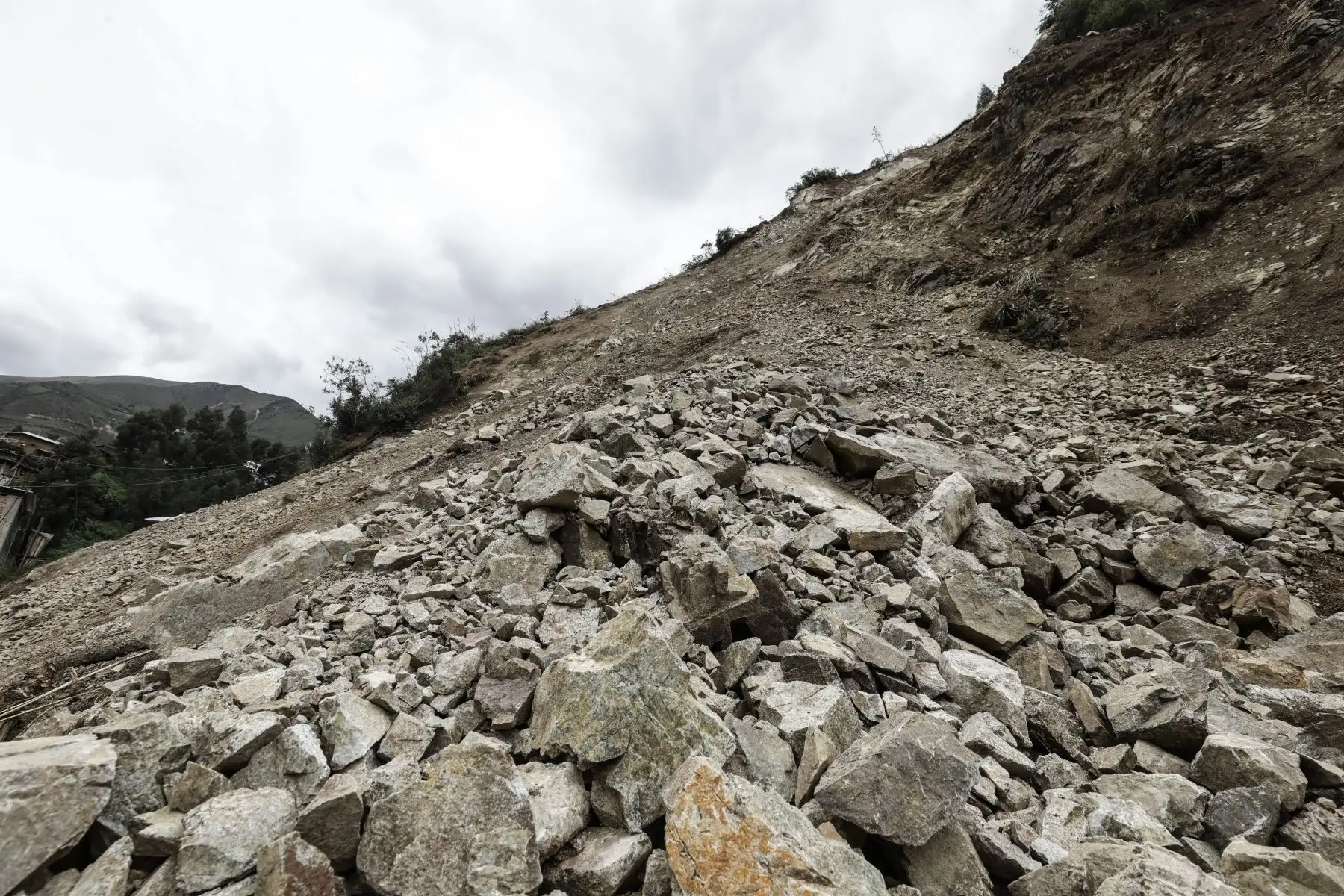 Aumentó a 112 el número de personas afectadas que han sido reubicadas en albergues temporales tras el deslizamiento de tierra ocurrido el 15 de marzo en el centro poblado de Retamas, distrito de Parcoy, provincia de Pataz, región La Libertad.
Foto: Andrés Arteaga