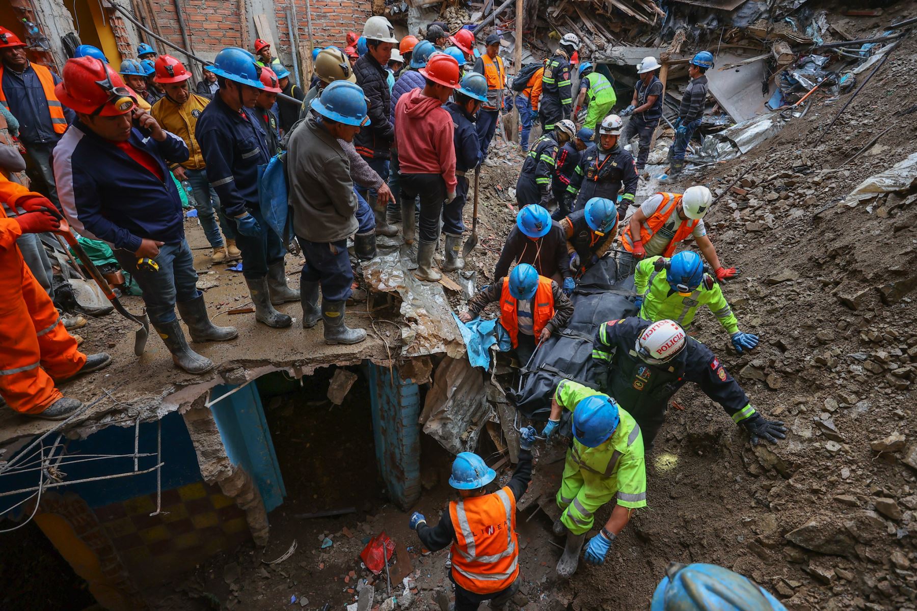 Las labores de rescate tras el deslizamiento en Retamas, región La Libertad, se han intensificado. Foto: ANDINA/Andrés Valle