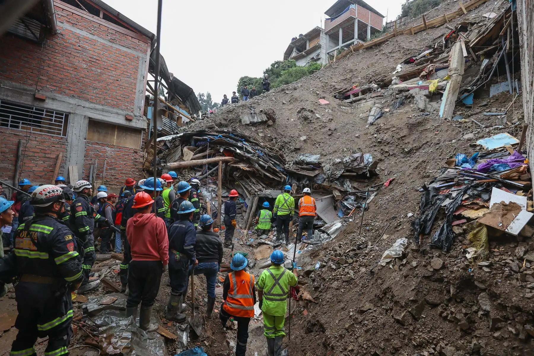 La tareas de rescate de víctimas continúan sin pausa en el poblado de Retamas, región La Libertad. Foto: ANDINA/Andrés Valle.