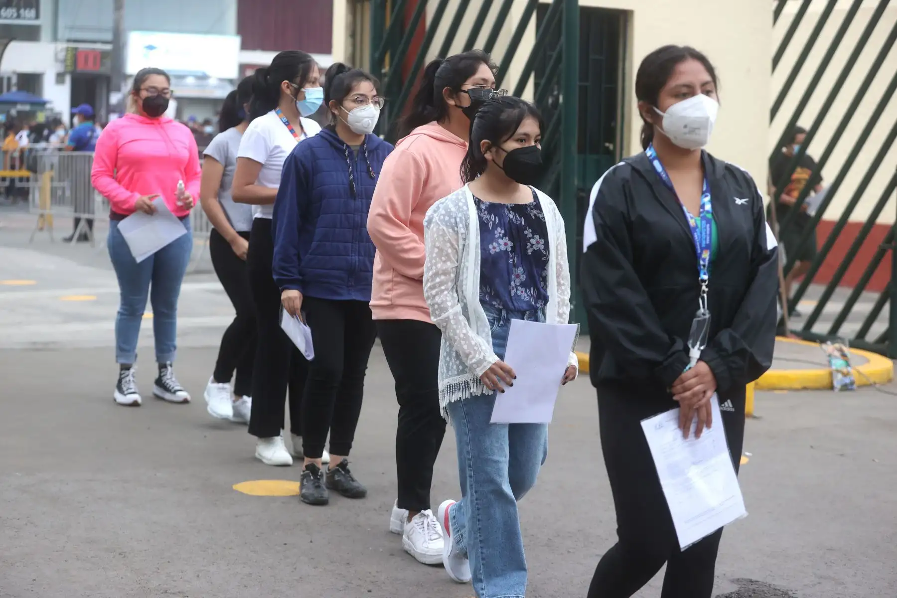Más de 11,000 postulantes de las áreas académicas de Ingeniería y de Humanidades y Ciencias Jurídicas y Sociales de la UNMSM rendirán el examen de admisión presencial donde buscarán obtener una vacante de ingreso a la Decana de América.
Foto: ANDINA/Vidal Tarqui