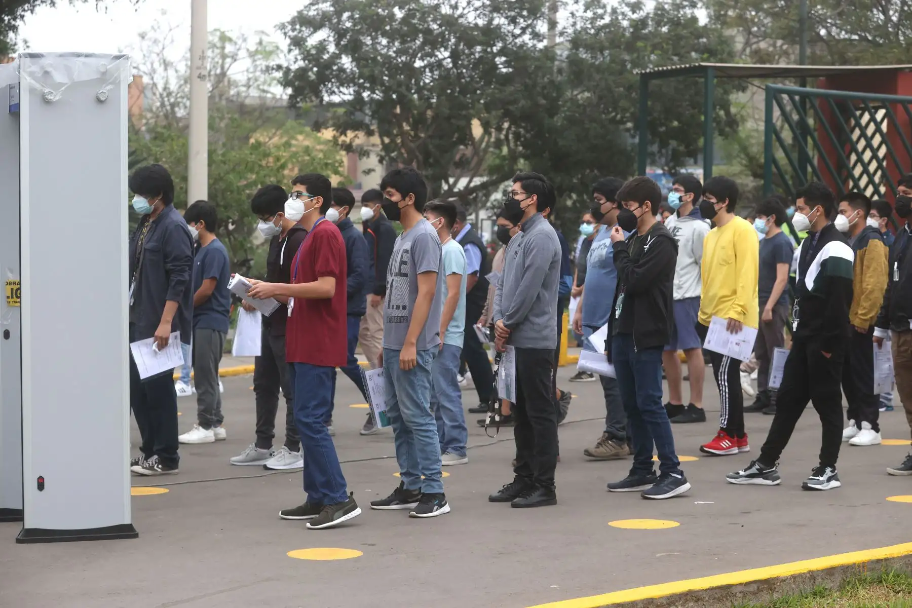 Más de 11,000 postulantes de las áreas académicas de Ingeniería y de Humanidades y Ciencias Jurídicas y Sociales de la UNMSM rendirán el examen de admisión presencial donde buscarán obtener una vacante de ingreso a la Decana de América.
Foto: ANDINA/Vidal Tarqui