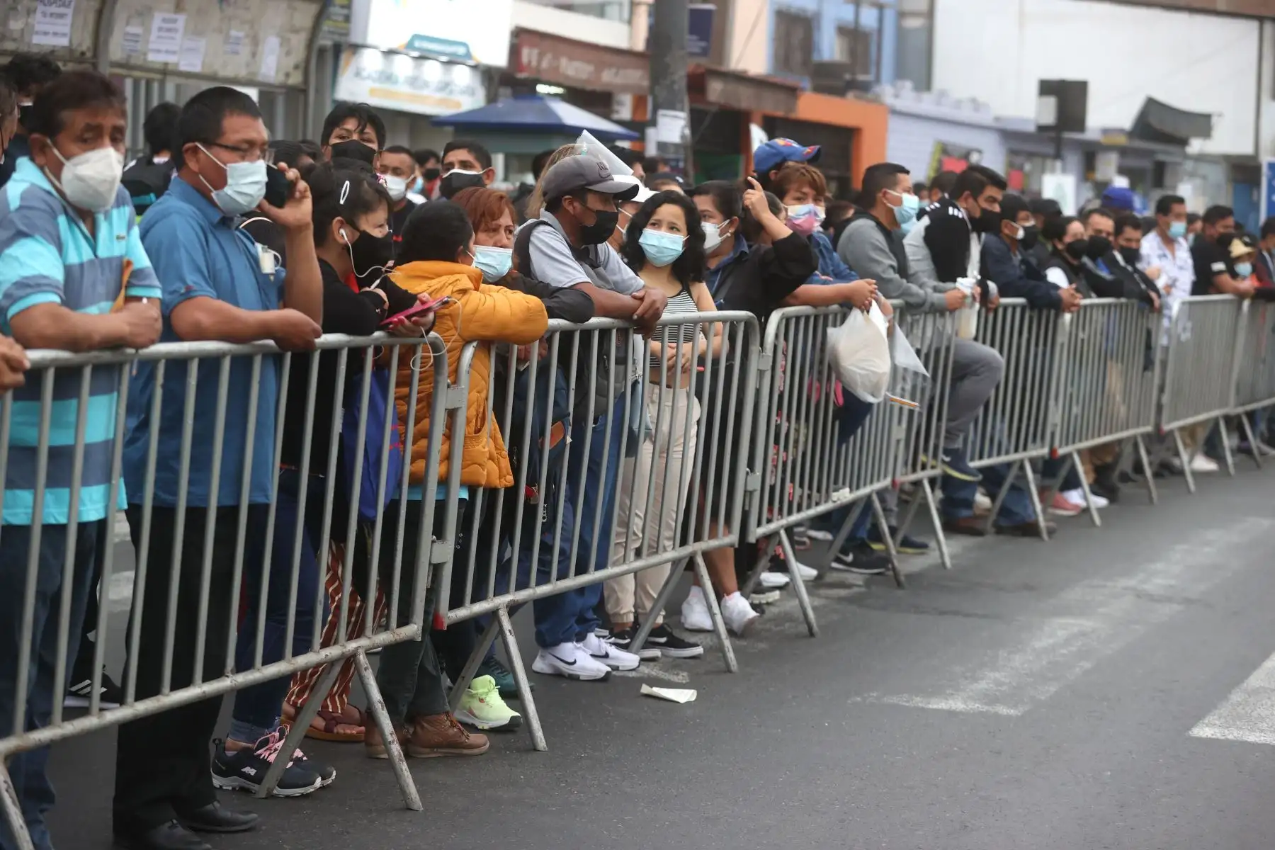 Más de 11,000 postulantes de las áreas académicas de Ingeniería y de Humanidades y Ciencias Jurídicas y Sociales de la UNMSM rendirán el examen de admisión presencial donde buscarán obtener una vacante de ingreso a la Decana de América.
Foto: ANDINA/Vidal Tarqui