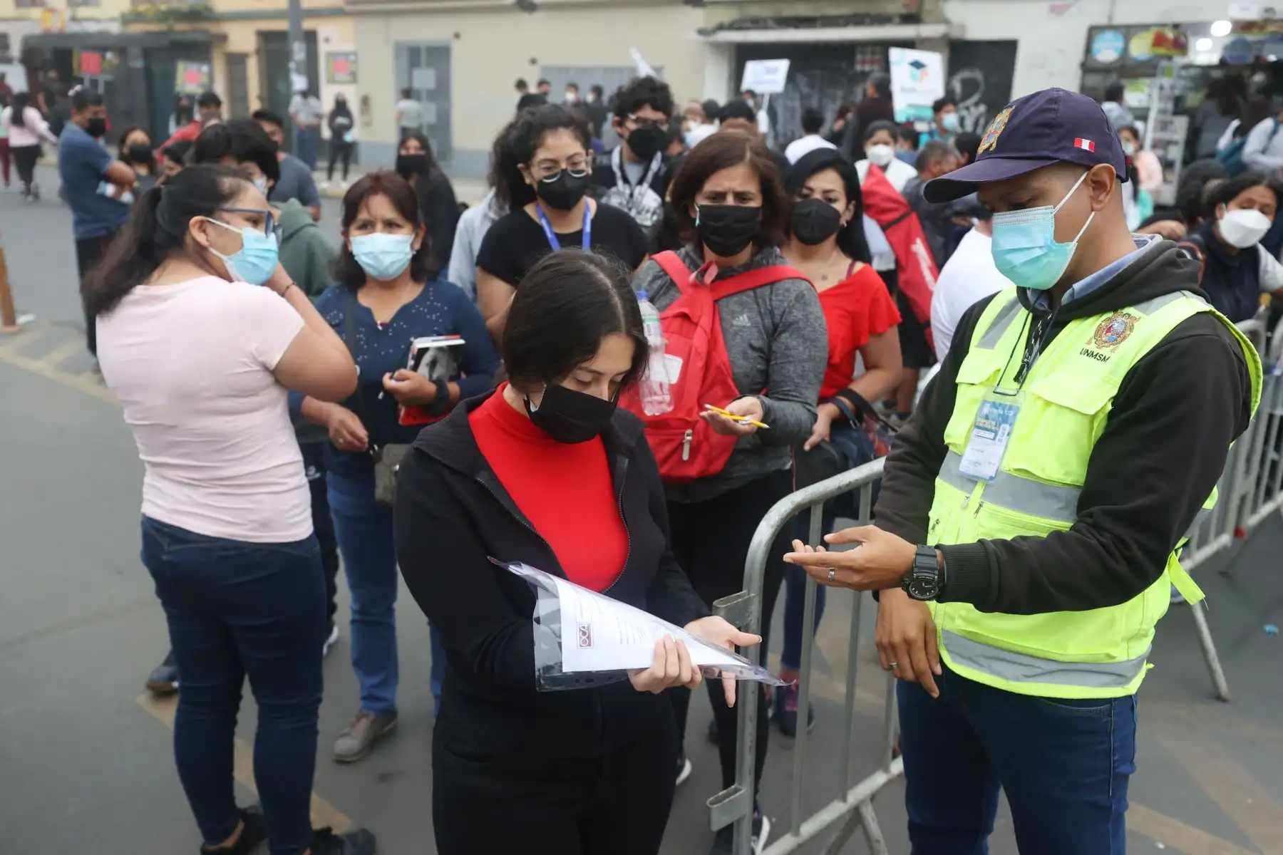 Más de 11,000 postulantes de las áreas académicas de Ingeniería y de Humanidades y Ciencias Jurídicas y Sociales de la UNMSM rendirán el examen de admisión presencial donde buscarán obtener una vacante de ingreso a la Decana de América.
Foto: ANDINA/Vidal Tarqui