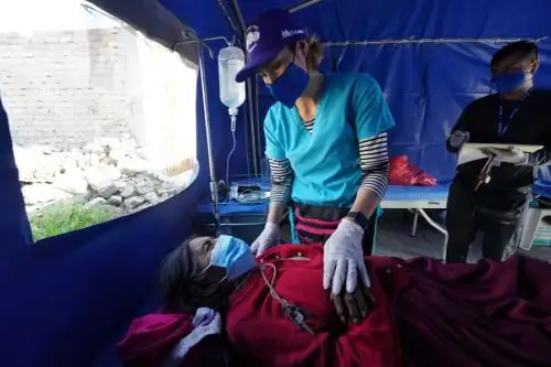 El Seguro Social de Salud, a través de Hospital Perú, brinda atención médica a pobladores de la localidad de Retamas, en la provincia de Pataz, región La Libertad, así como  de la provincia Caylloma, en Arequipa, localidades afectadas por el deslizamiento de tierra y continuos sismos, respectivamente, que dejó decenas de damnificados.