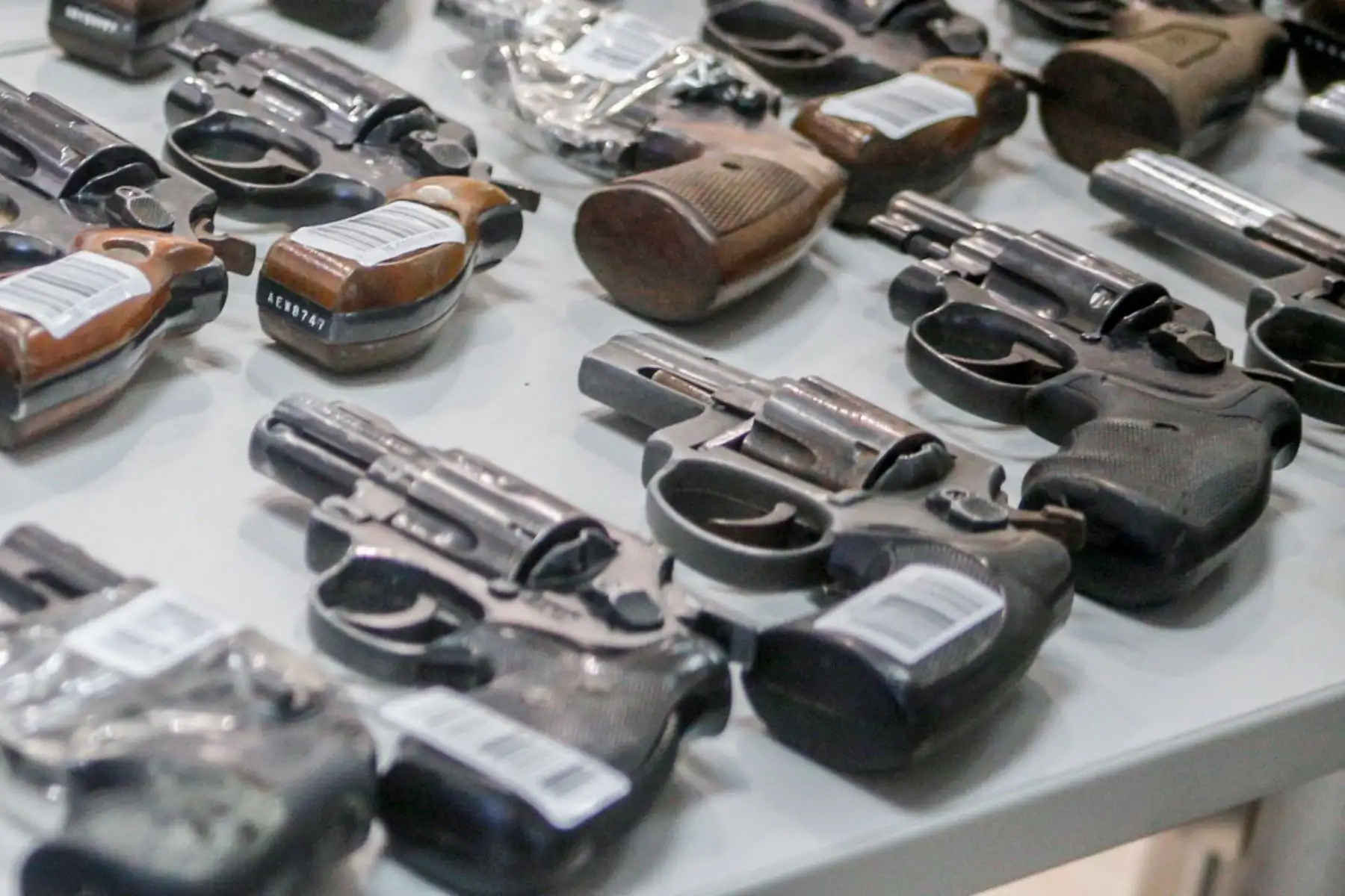 En operativo conjunto entre la Policía Nacional del Perú y la Superintendencia Nacional de Control de Servicios de Seguridad, Armas, Municiones y Explosivos de Uso Civil, decomisaron 37 armas de fuego por licencia vencida en la región Lambayeque. Foto: ANDINA/Difusión.