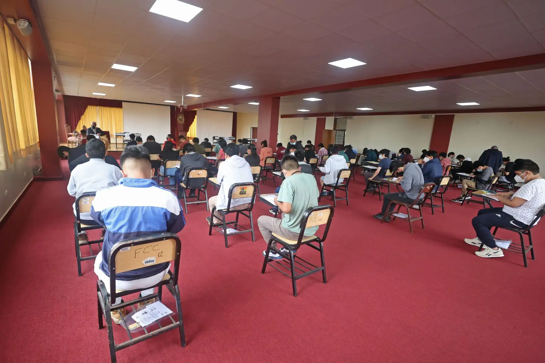 Más de 11,000 postulantes de las áreas académicas de Ingeniería y de Humanidades y Ciencias Jurídicas y Sociales de la UNMSM rinden el examen de admisión presencial donde buscan obtener una vacante de ingreso a la Decana de América.
Foto: ANDINA/Vidal Tarqui